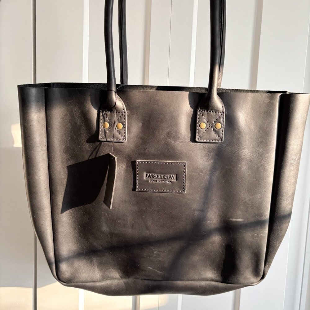 NEW Parker Clay Leather Signature Tote Bag in Black with "B" engraving - Picture 4 of 6